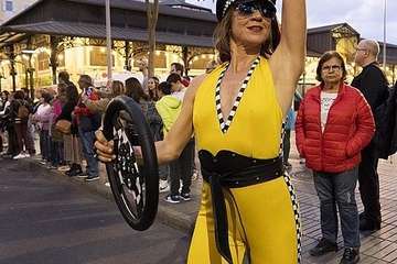  Telde disfruta con el pasacalle de los protagonistas del Carnaval de 'Studio 54'/Lpacarnaval.